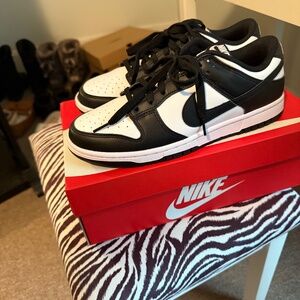 BEAND NEW NIKE PANDA DUNKS IN BOX SIZE 10